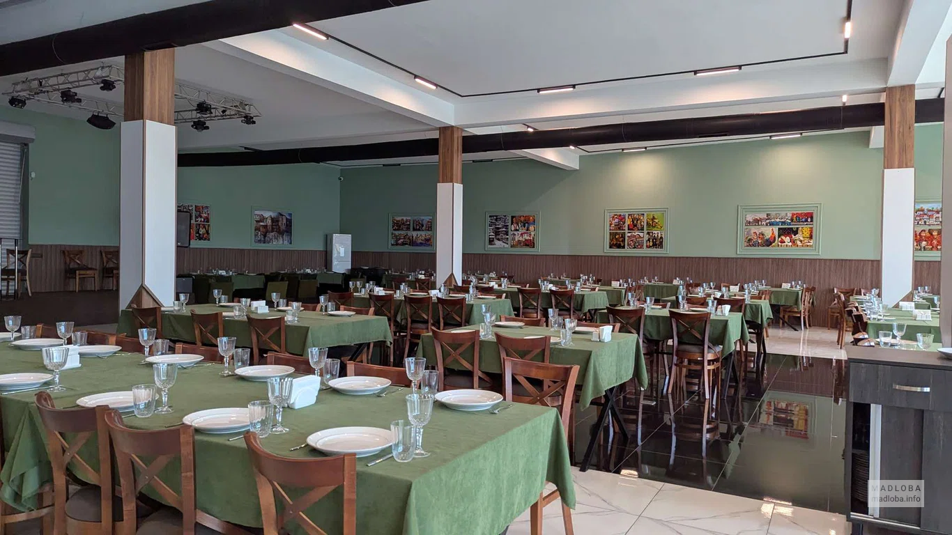 Много посадочных мест в ресторане Метехи