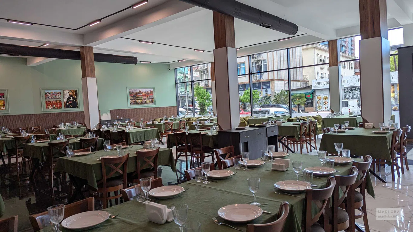 Сервированные столы в ресторане Метехи