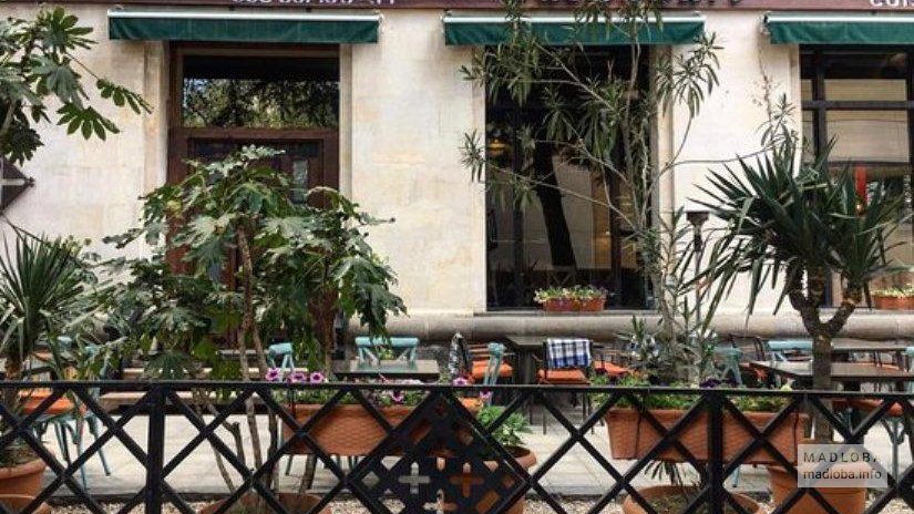 Вид на ресторан Пасанаури с улицы