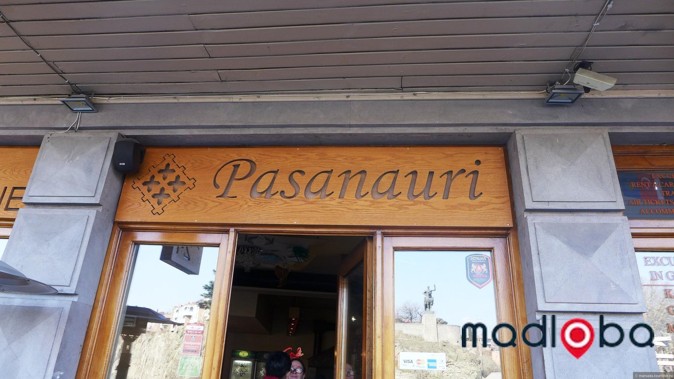 Входная дверь Pasanauri Restaurant в Тбилиси