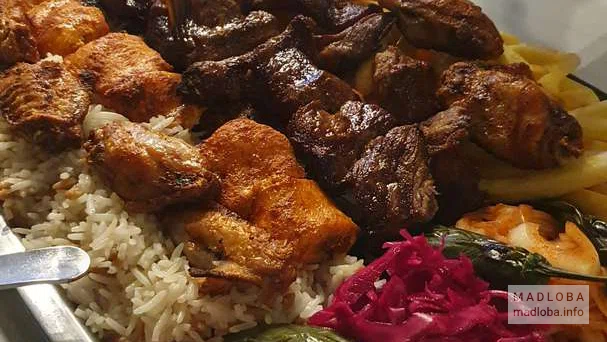 Ресторан Tbilisİstanbul Restaurant Gudauri - подача мяса