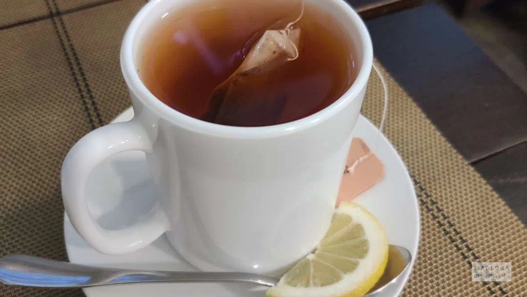 Подача чая с лимоном в кафе Retro
