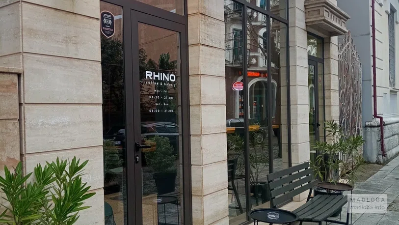 Вход в кофейню Rhino