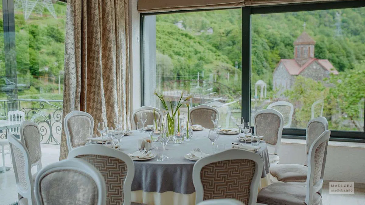 интерьер ресторана Riverside Ajaristskali