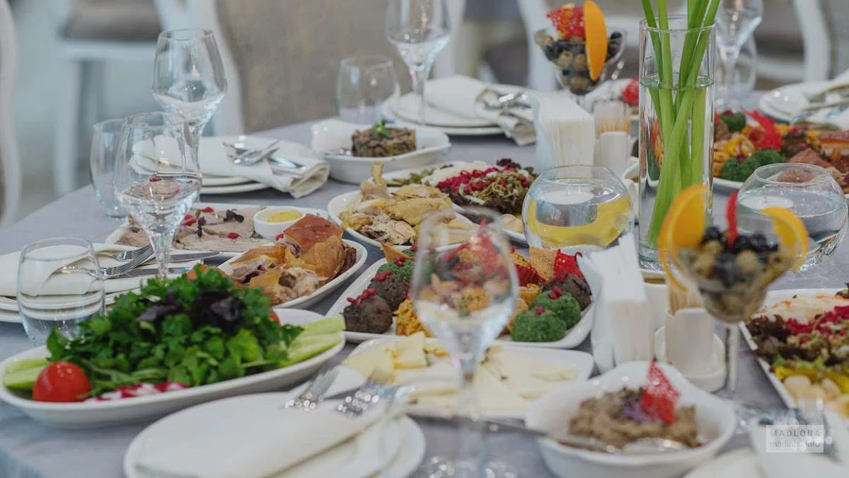 сервировка столов в ресторане Riverside Ajaristskali