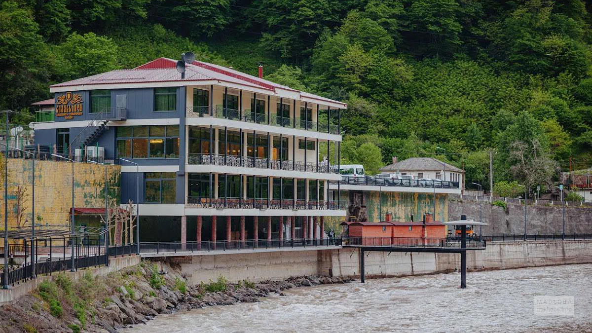 вид на реку в ресторане Riverside Ajaristskali
