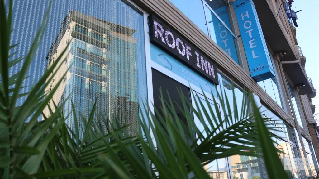 Вид здания отеля ROOF INN