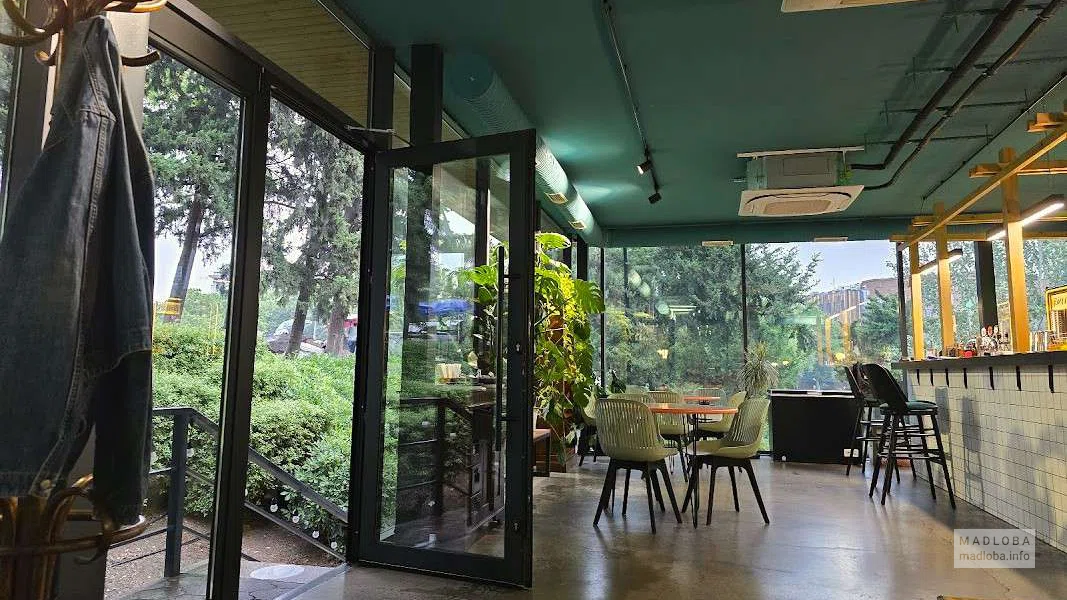 Rooster в парке Деда Эна, Тбилиси — гриль-бар с атмосферой