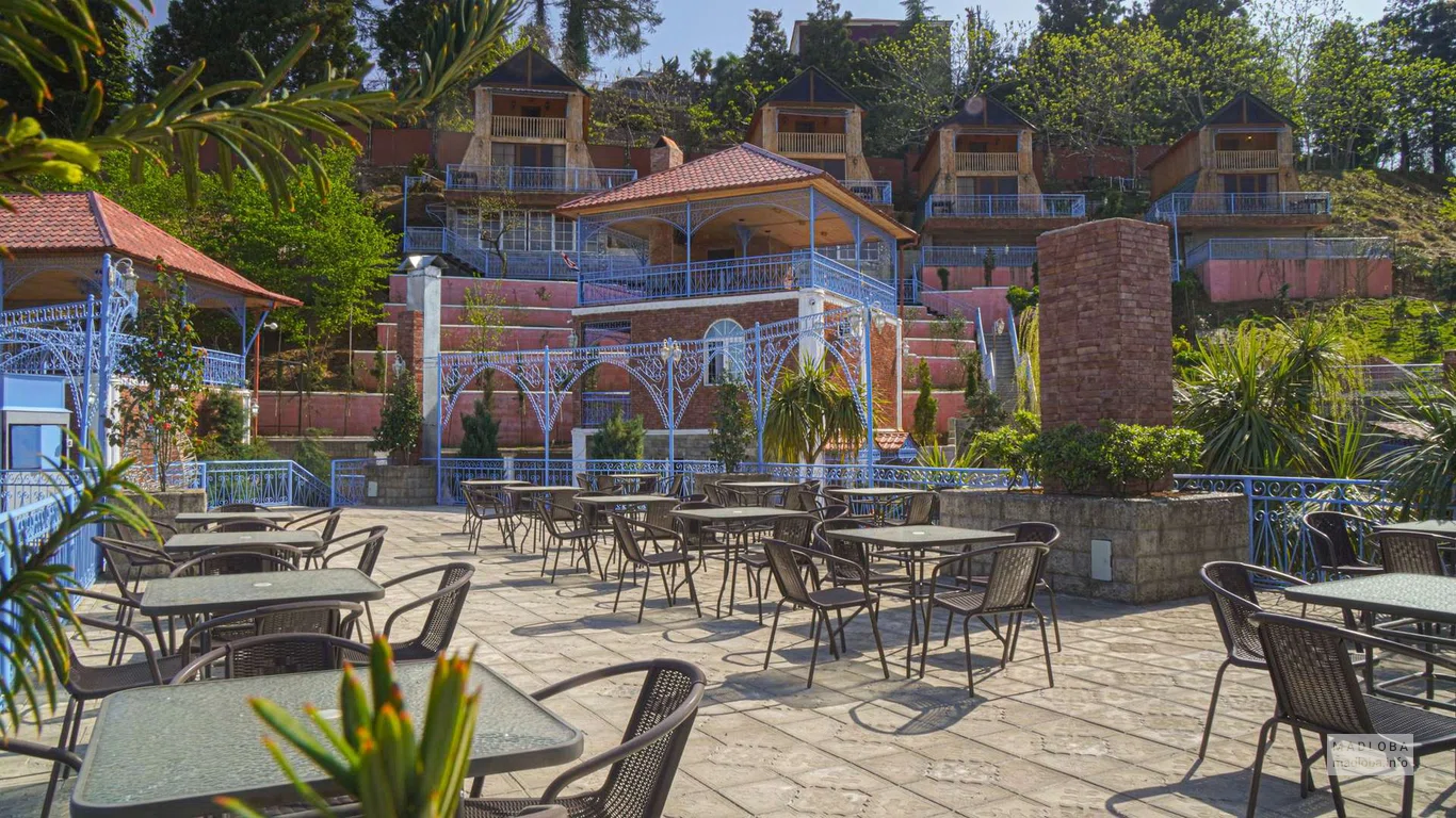 Столики на территории отеля Roots Resort