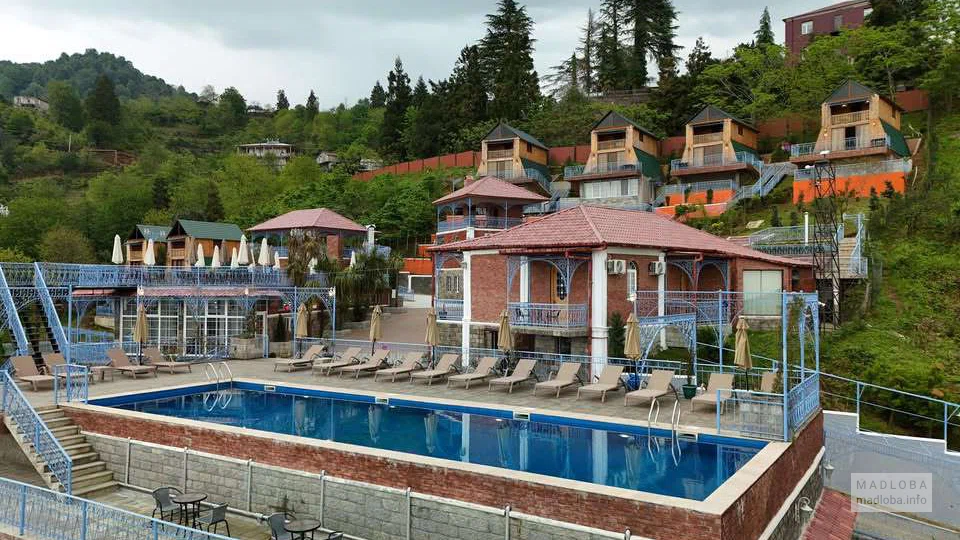 Roots Resort в Чакви — отель у моря с бассейном, фруктовым садом и винным погребом