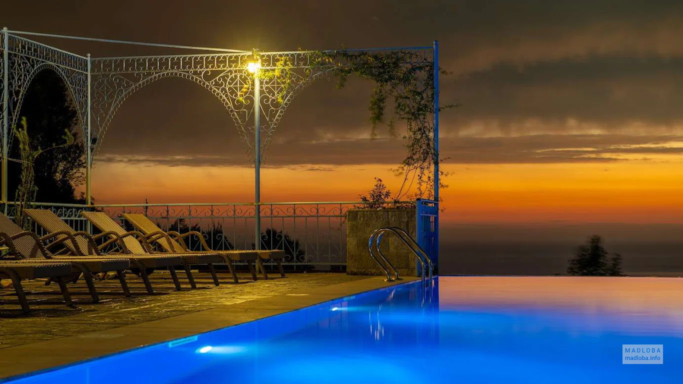 Бассейн на территории отеля Roots Resort