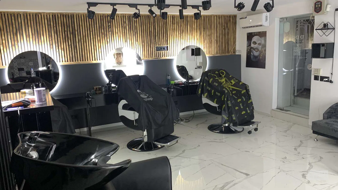 Roseboy Barbershop ინტერიერი