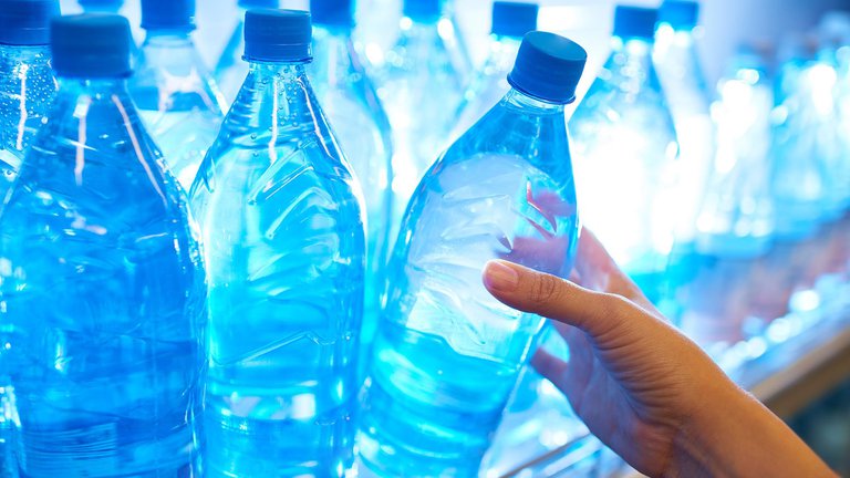 В Грузии подорожала питьевая вода в бутылках