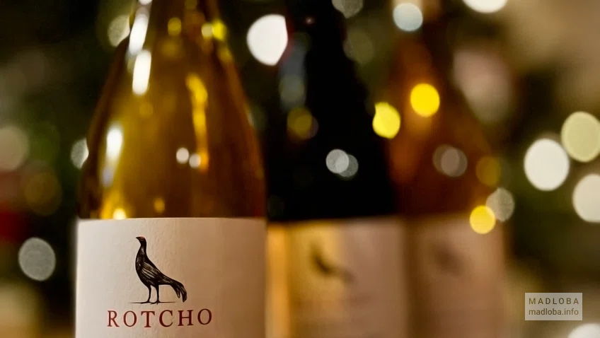 Бутылки с вином от винодельни "Rotcho's Vineyards"