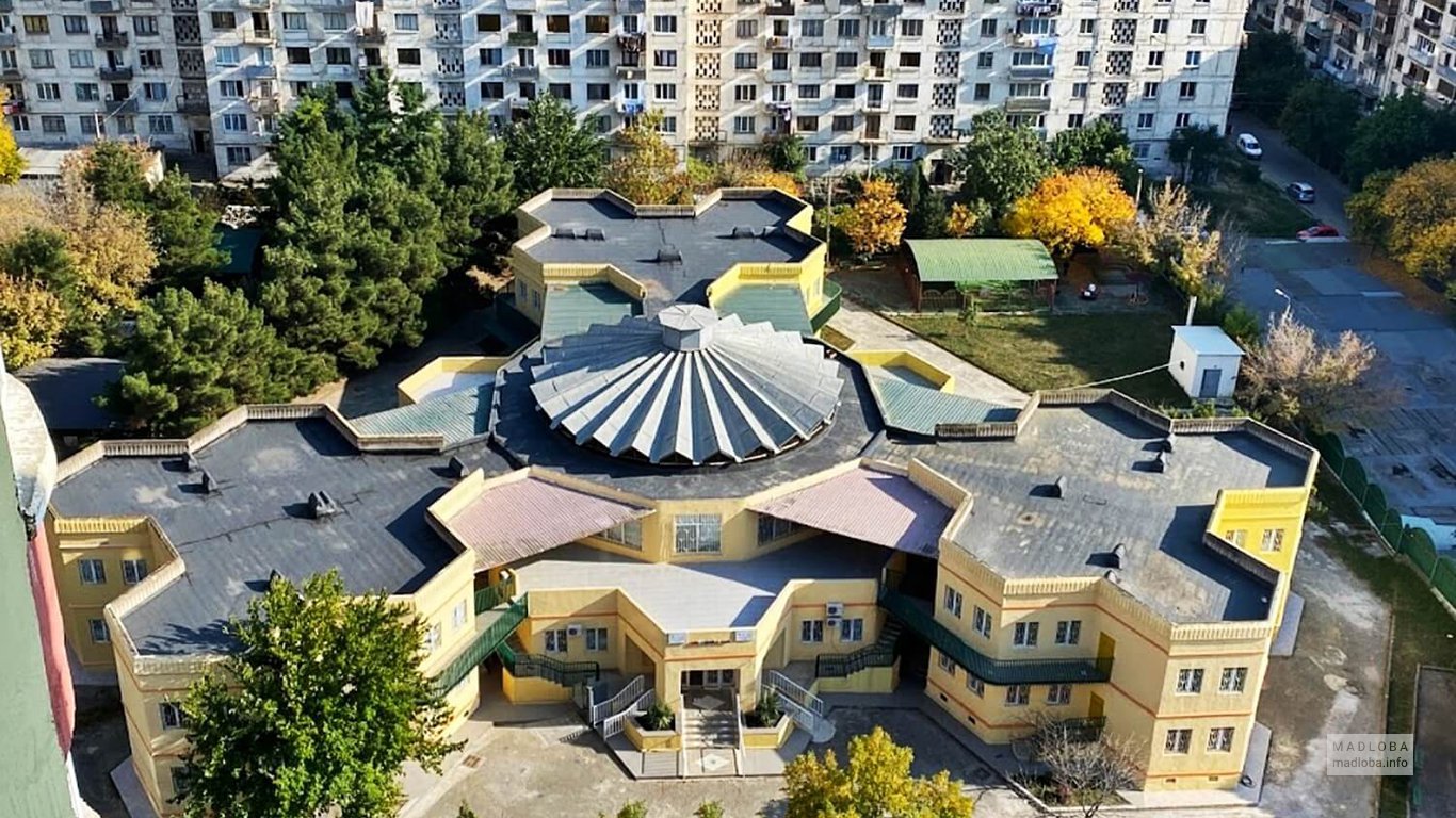 Фасад здания детского сада Round Garten в Тбилиси
