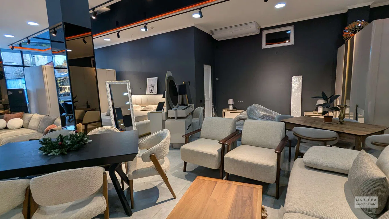 большой ассортимент мебели в магазине Royal  в Батуми