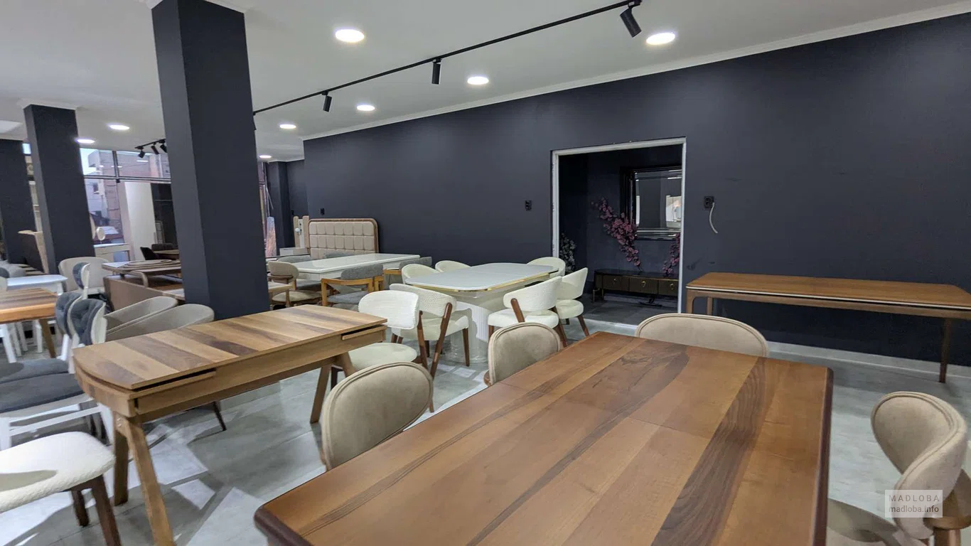 обеденные столы в мебельном магазине Royal  в Батуми