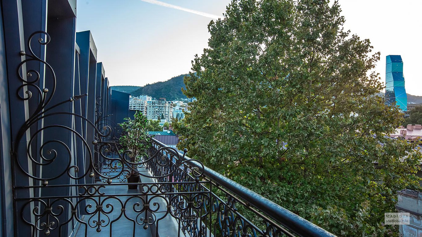 Балконы отеля Royal Inn в Грузии