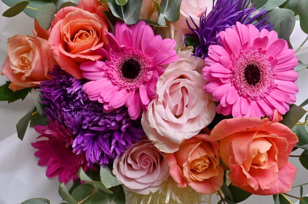 Rozy_gerbery_astry_v_krasivom_bukete.original