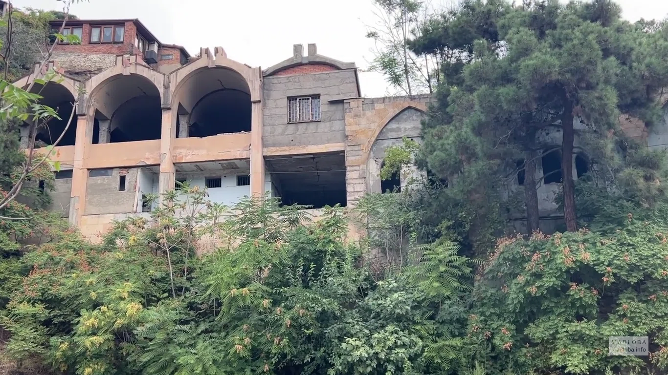 Заброшенная серная баня Гогило в Тбилиси