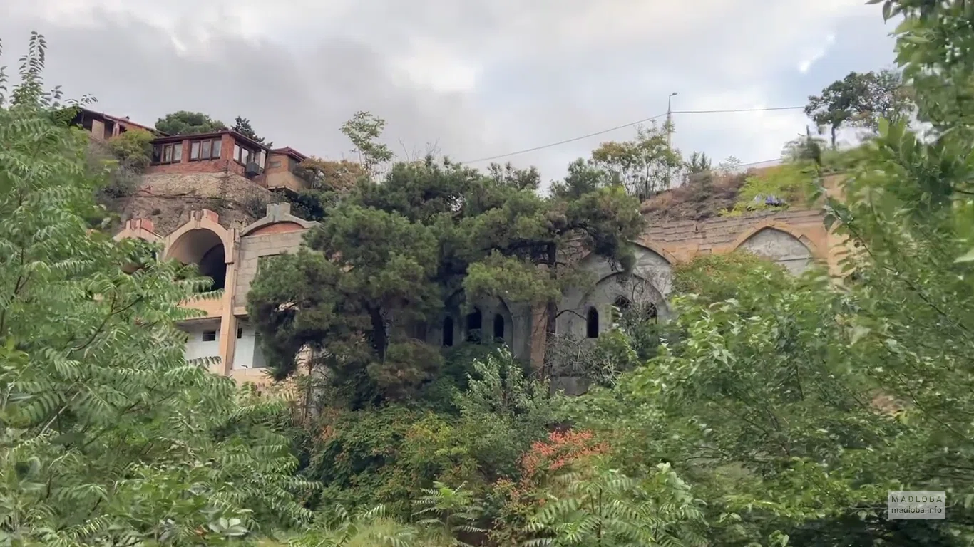 Руины серных бань Гогило в Тбилиси