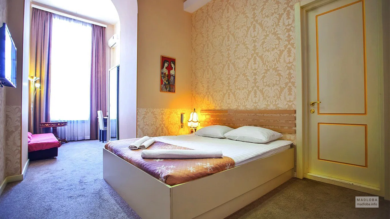 Кровать в номере Rustaveli Hotel в Грузии
