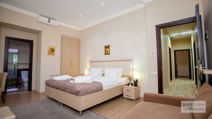 Кровать в номере гостиницы Rustaveli Palace
