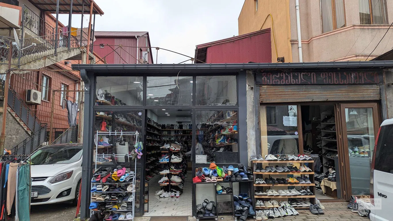 Рынок секонд-хенд – одежда и обувь на улице Месхети в Батуми