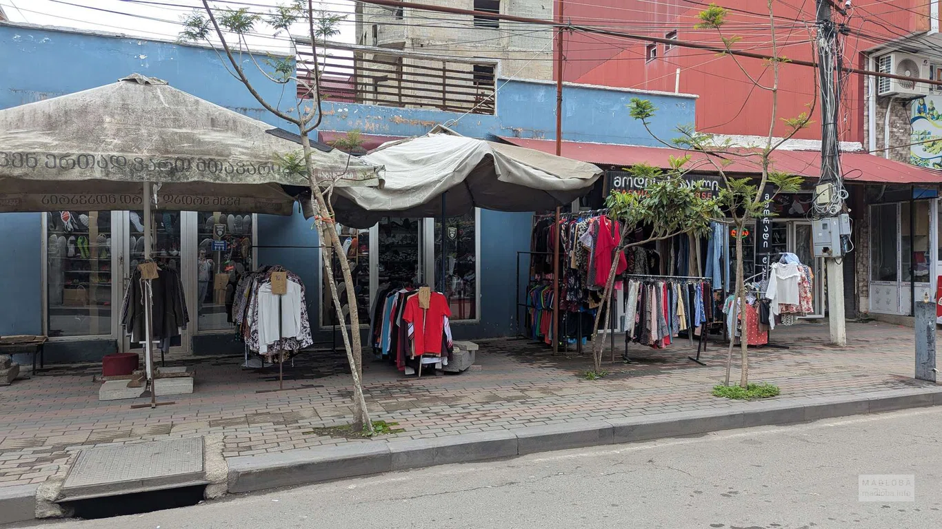 Рынок секонд-хенд – одежда и обувь на улице Месхети в Батуми