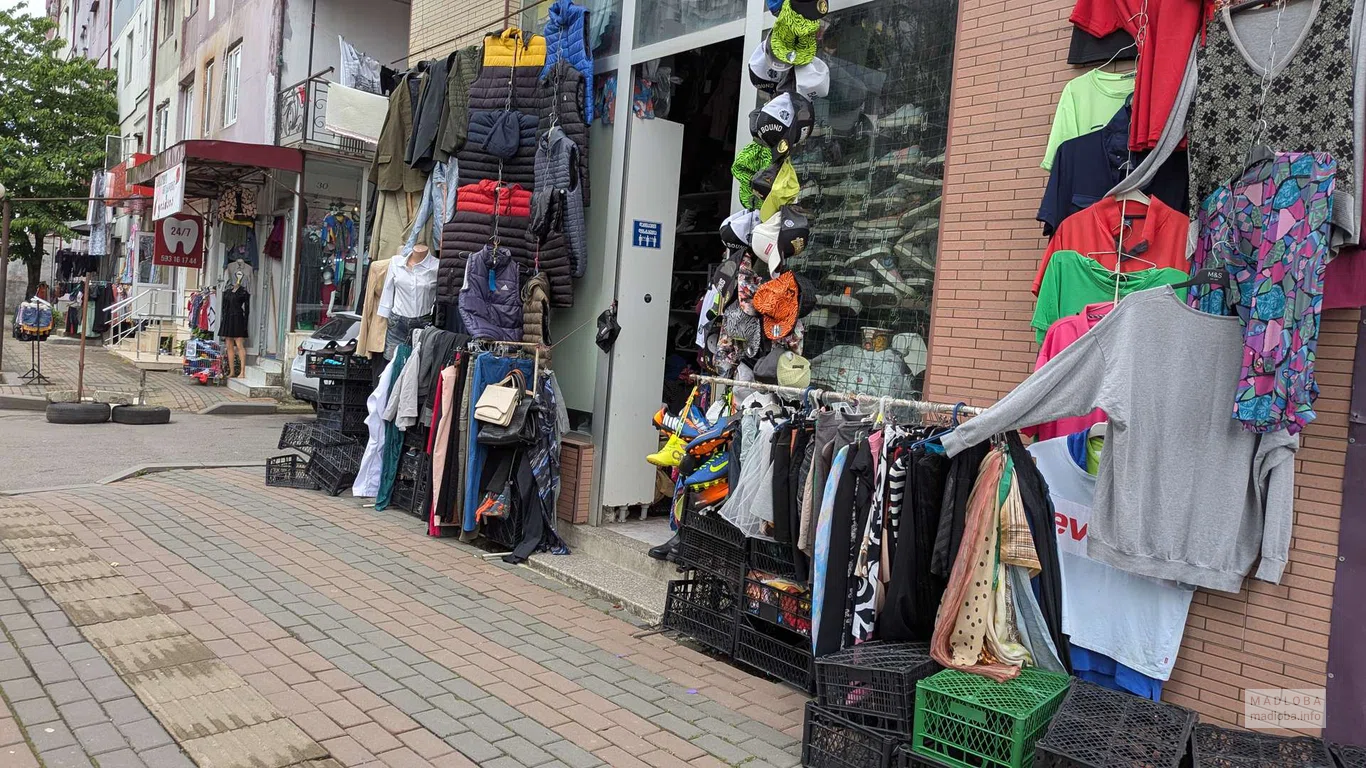 Рынок секонд-хенд – одежда и обувь на улице Месхети в Батуми