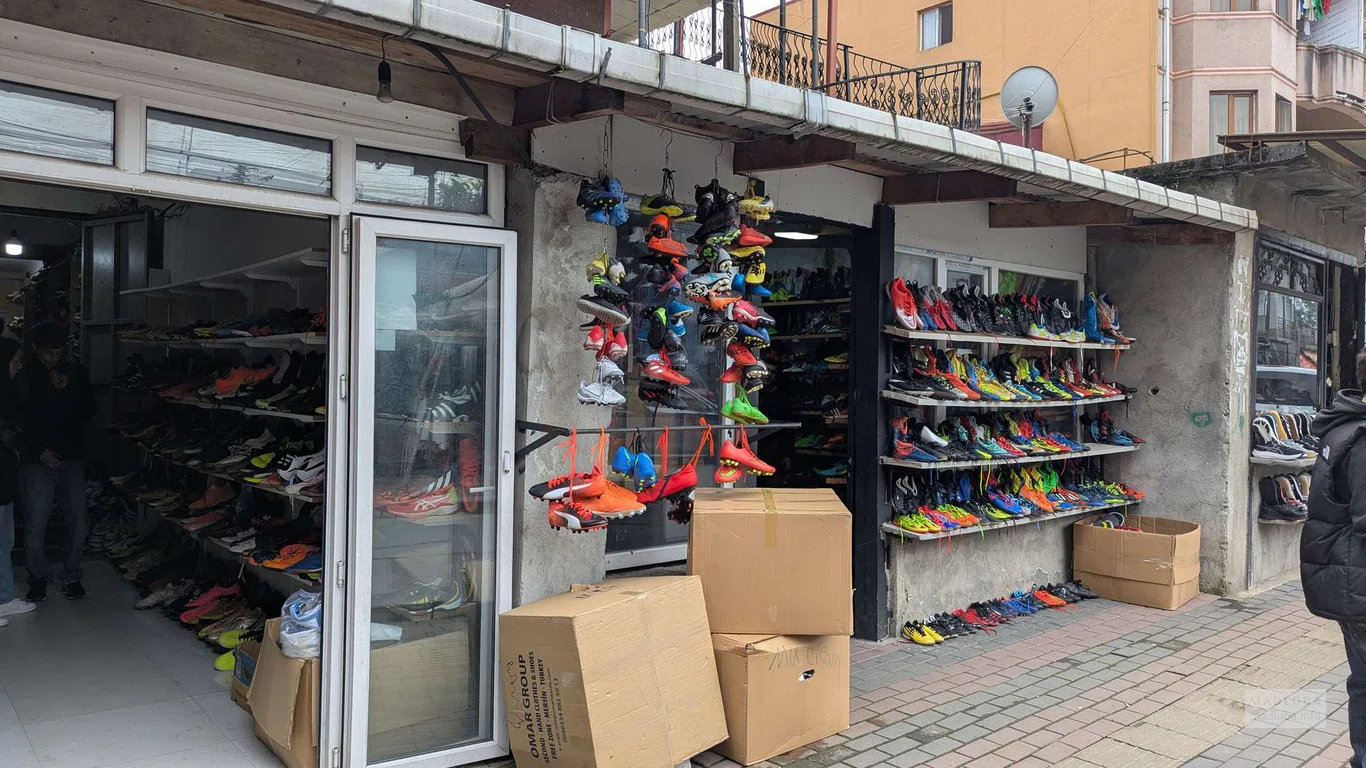 Рынок секонд-хенд – одежда и обувь на улице Месхети в Батуми