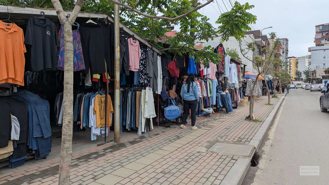 Рынок секонд-хенд – одежда и обувь на улице Месхети в Батуми