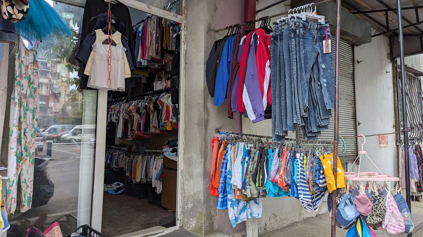 Рынок секонд-хенд – одежда и обувь на улице Месхети в Батуми