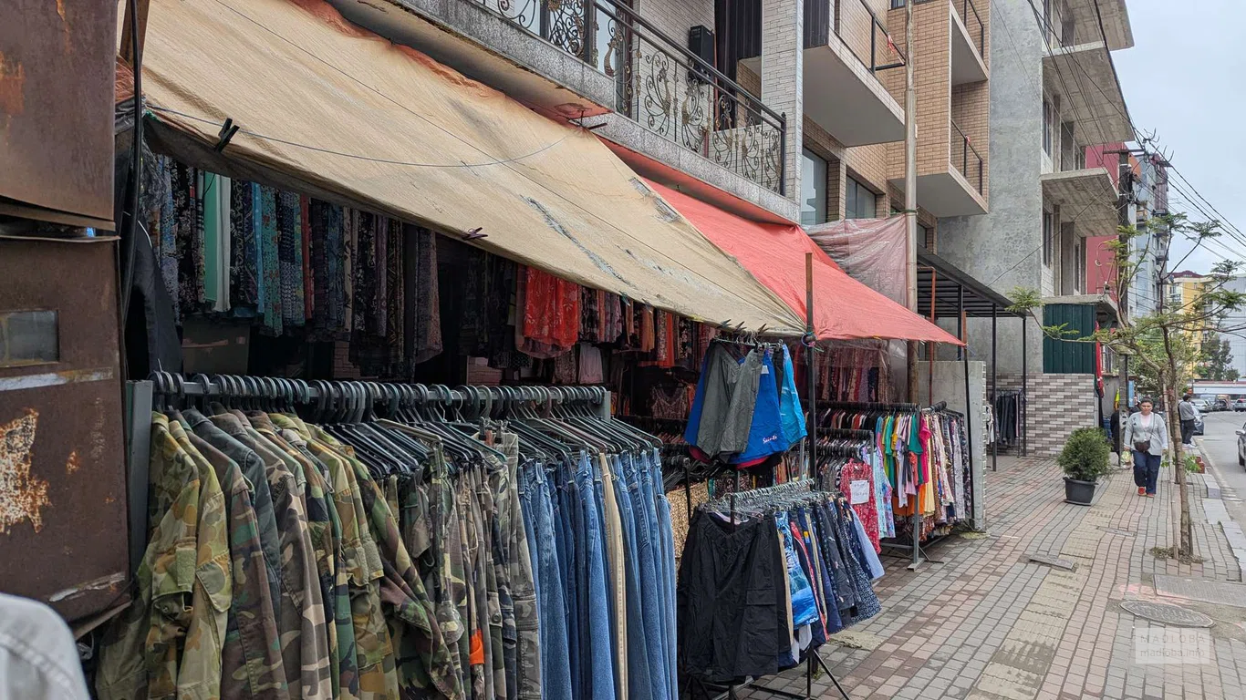 Рынок секонд-хенд – одежда и обувь на улице Месхети в Батуми
