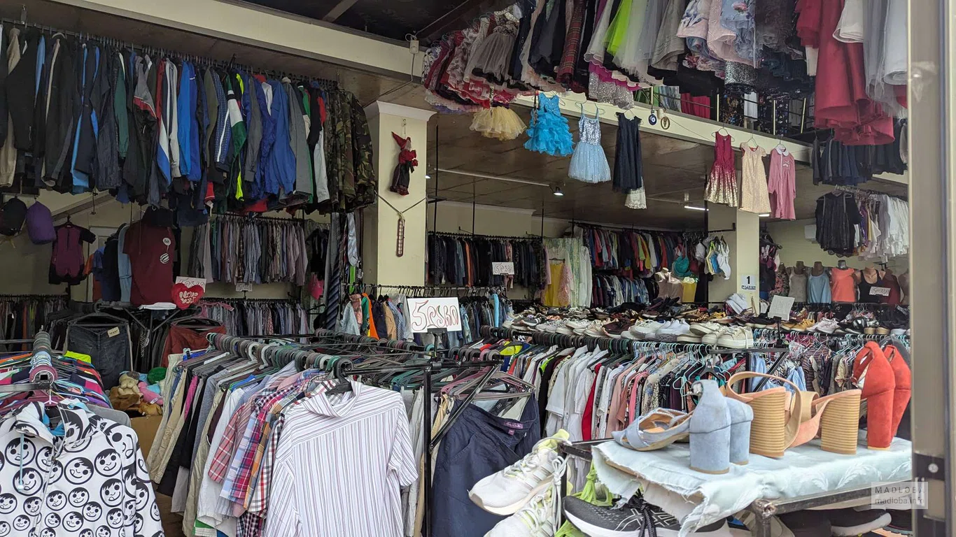 Рынок секонд-хенд – одежда и обувь на улице Месхети в Батуми