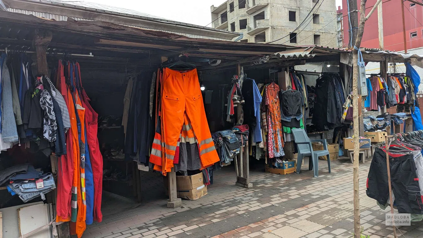 Рынок секонд-хенд – одежда и обувь на улице Месхети в Батуми