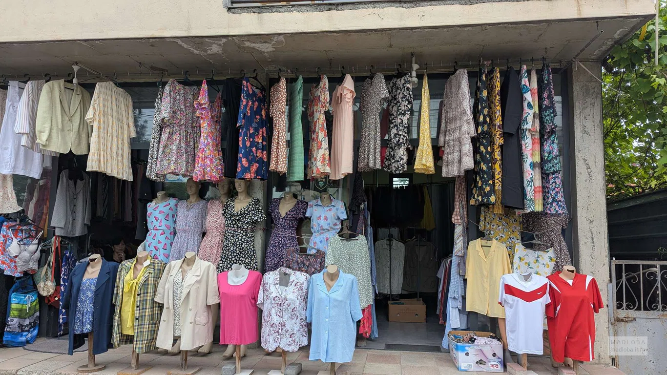 Рынок секонд-хенд – одежда и обувь на улице Месхети в Батуми