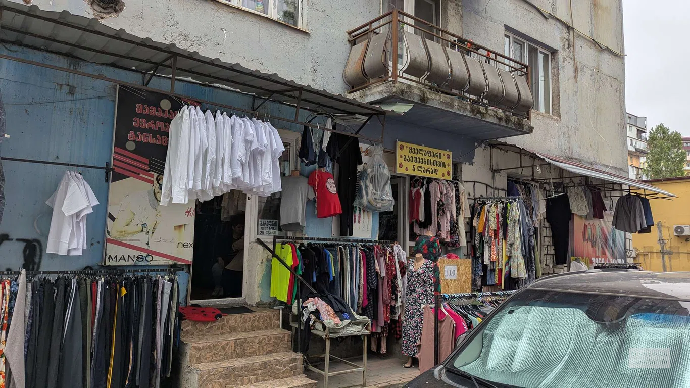Рынок секонд-хенд – одежда и обувь на улице Месхети в Батуми