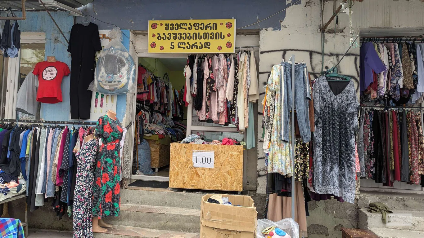 Рынок секонд-хенд – одежда и обувь на улице Месхети в Батуми