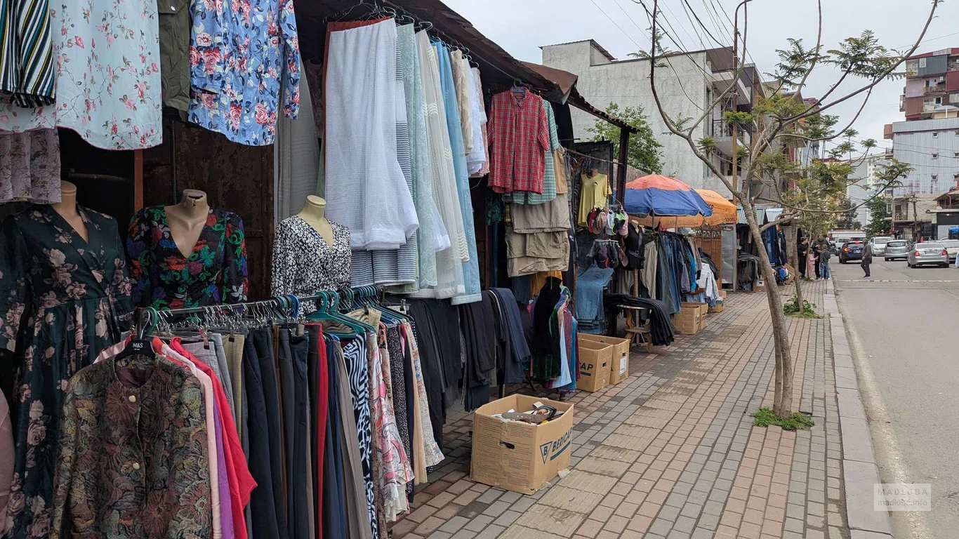 Рынок секонд-хенд – одежда и обувь на улице Месхети в Батуми