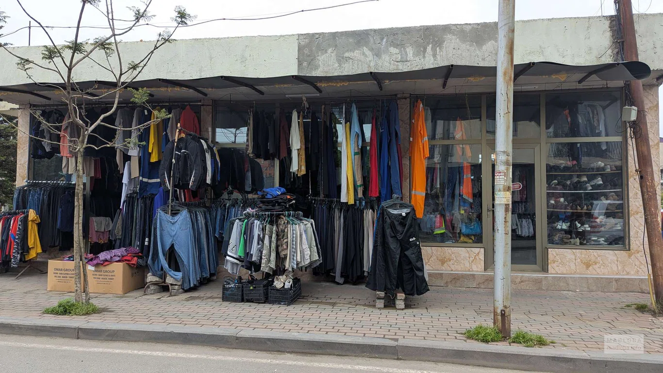 Рынок секонд-хенд – одежда и обувь на улице Месхети в Батуми