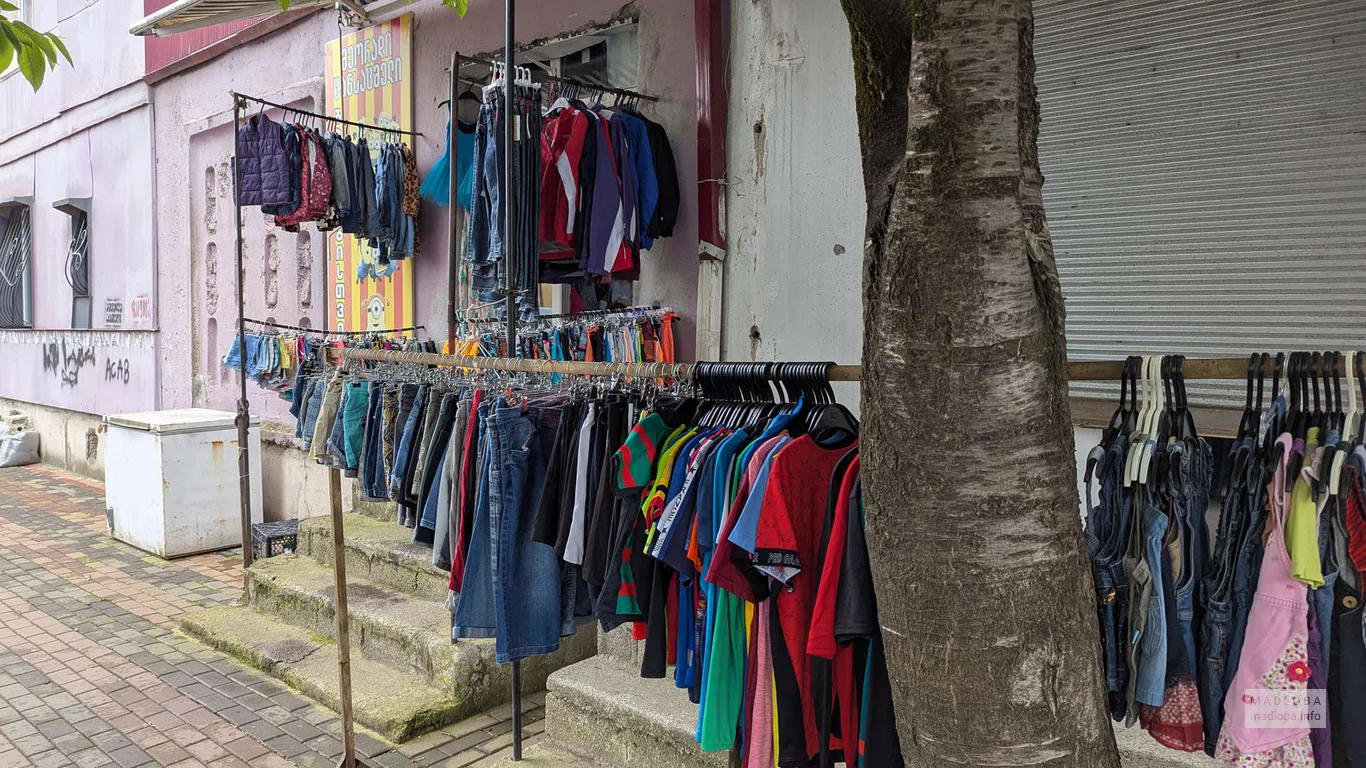 Рынок секонд-хенд – одежда и обувь на улице Месхети в Батуми