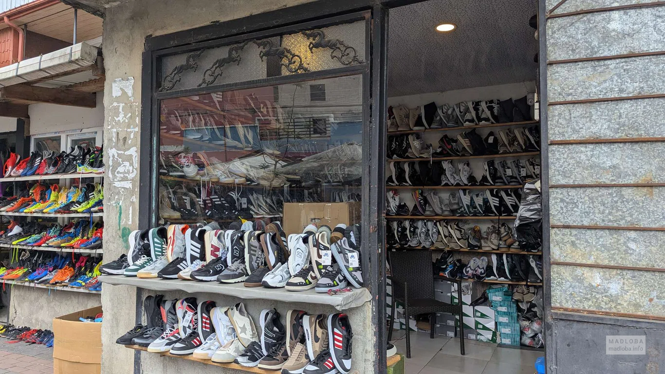 Рынок секонд-хенд – одежда и обувь на улице Месхети в Батуми