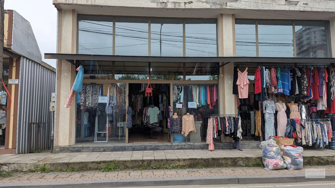 Рынок секонд-хенд – одежда и обувь на улице Месхети в Батуми