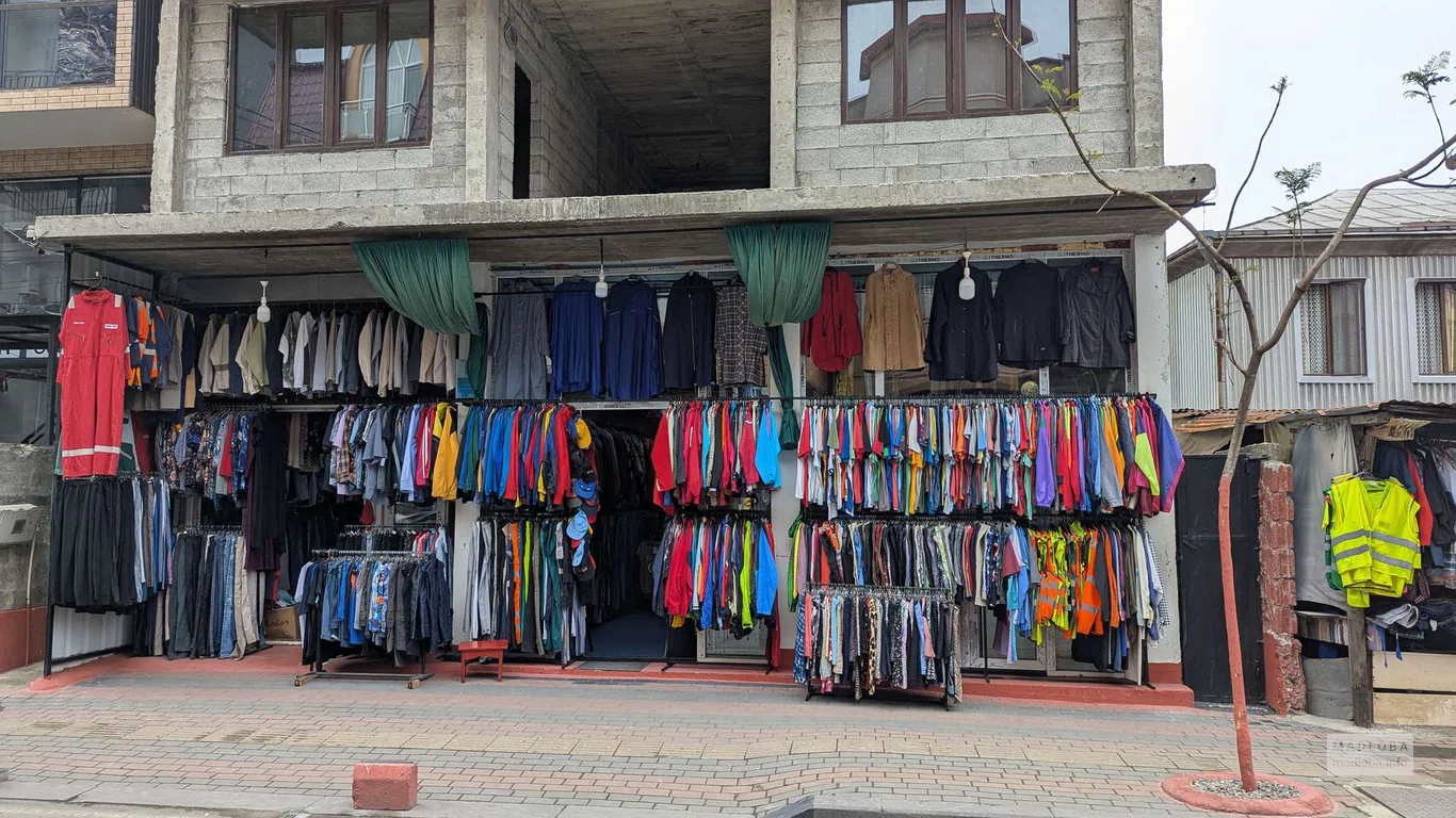 Рынок секонд-хенд – одежда и обувь на улице Месхети в Батуми