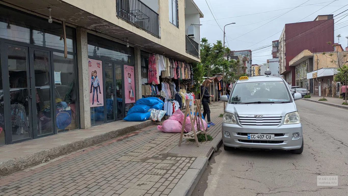 Рынок секонд-хенд – одежда и обувь на улице Месхети в Батуми