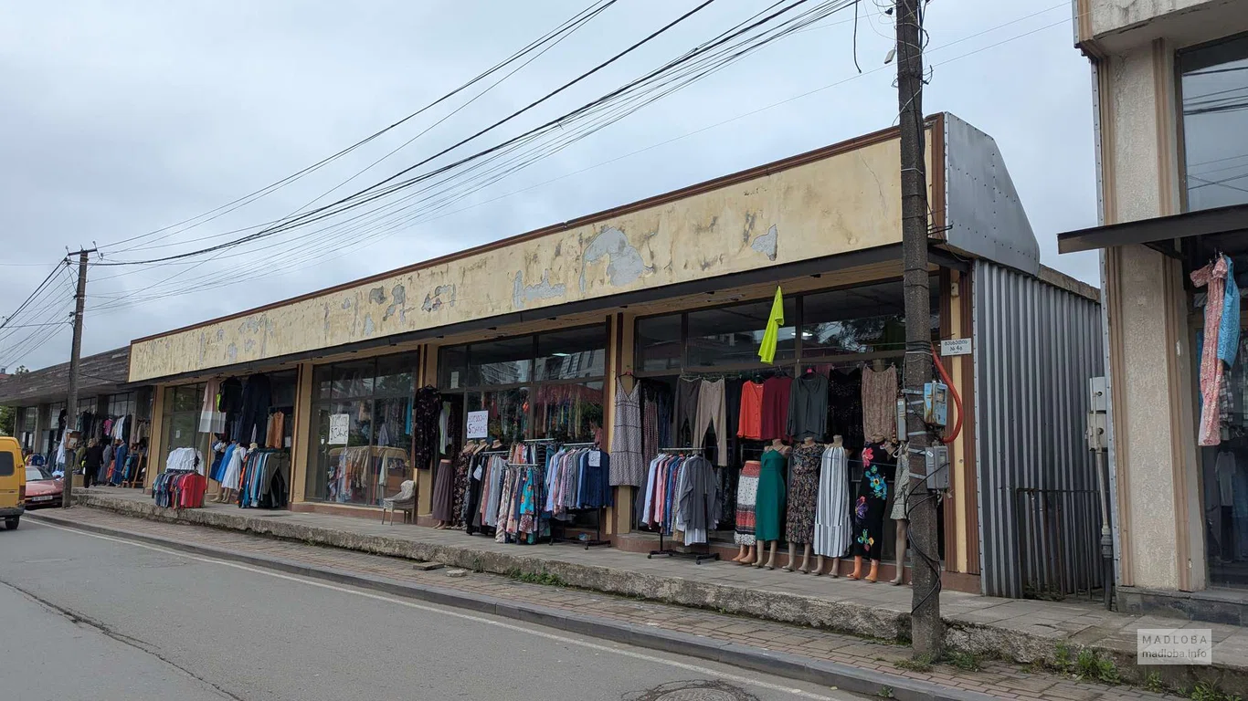 Рынок секонд-хенд – одежда и обувь на улице Месхети в Батуми