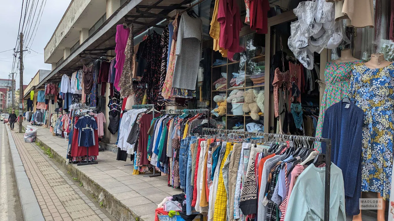 Рынок секонд-хенд – одежда и обувь на улице Месхети в Батуми