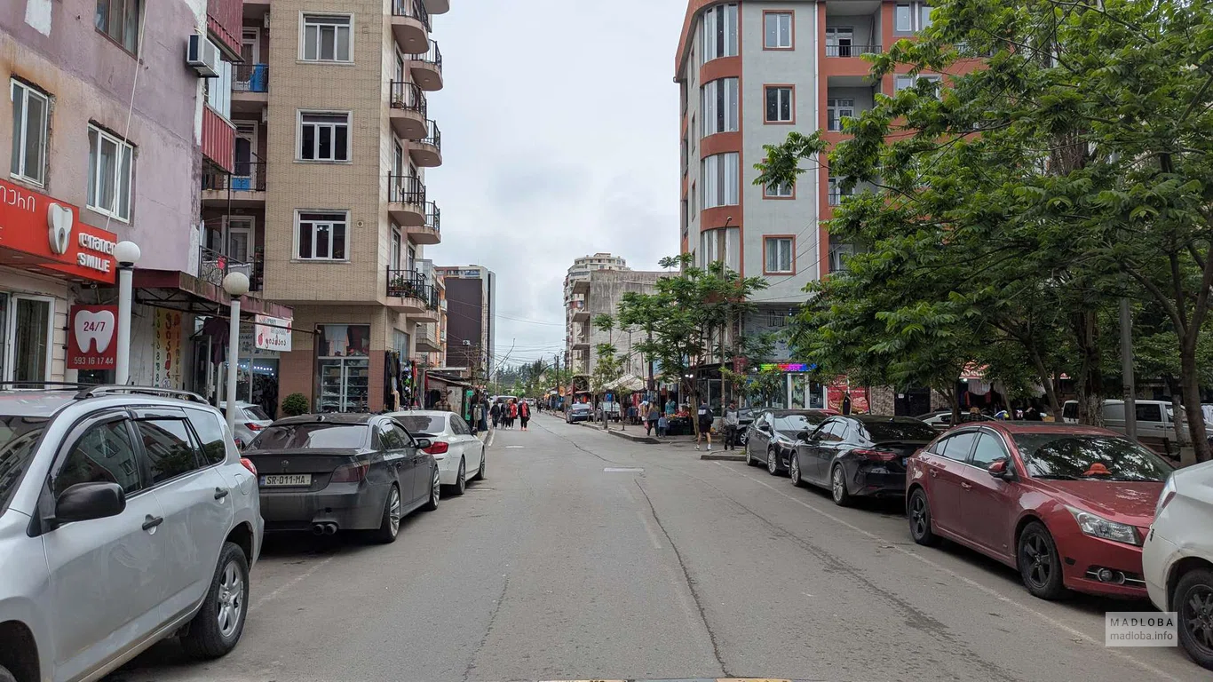 Рынок секонд-хенд – одежда и обувь на улице Месхети в Батуми