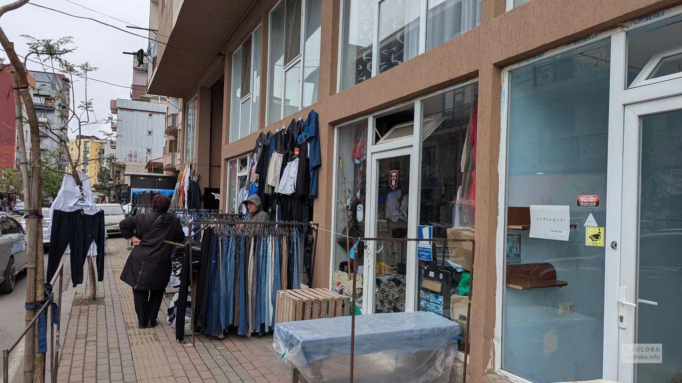 Рынок секонд-хенд – одежда и обувь на улице Месхети в Батуми